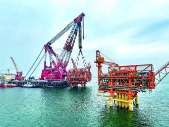 渤海亿吨级油田又一油气平台完成海上安装