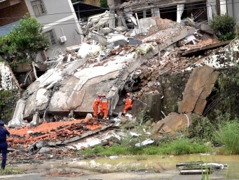 广州白云发生山体滑坡致房屋受损14人被困 已救出7人