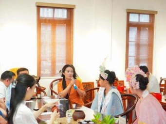 闽台夫妇漳州古城传承汉服文化