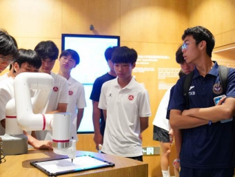 “百年名校杯”足球赛参赛球员在广州南沙研学