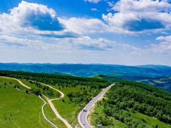 内蒙古赤峰：草原公路迎客来