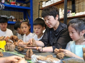 安徽淮北：暑期“公益课堂” 学习非遗泥塑